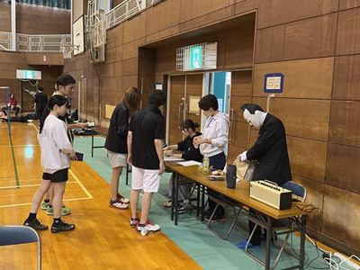 第2回鶯バドミントン大会（2025年10月12日開催）試合風景1｜越谷市バドミントン